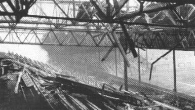24. Dezember 1940 ca.,
                      das Fussballstadion "Old Trafford" neben
                      dem Industriegel�nde "Trafford Park"
                      wurde auch bombardiert