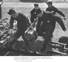 Bild 3. Verlad von Brandbomben auf einen
                      Transporter