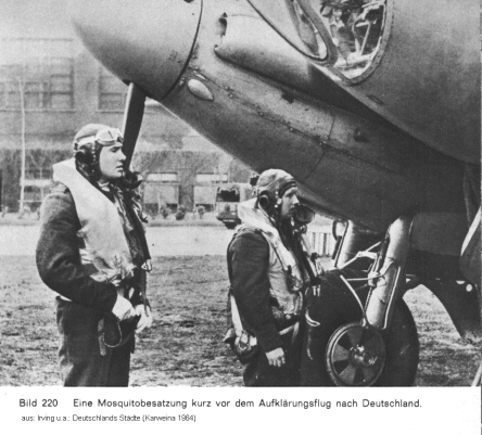 Bild 220: Eine Besatzung einer Mosquito kurz
                      vor dem Aufkl�rungsflug nach Deutschland