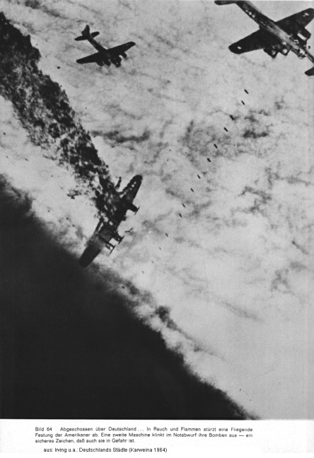 Bild 64: Ein Bomber ist abgeschossen, ein
                      zweiter l�sst seine Bomben fallen