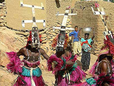 T�nzer der Dogon in Afrika mit
                dem Sirius-Hut [10] - Tanz zu Ehren der Ausserirdische,
                die da einst kamen