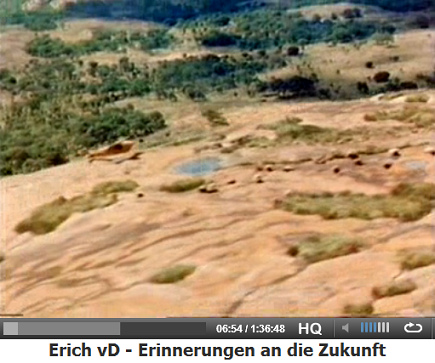 Piste mit einem Flugzeug am einen Ende
                          von Ureinwohnern auf einer S�dseeinsel, 1940er
                          Jahre