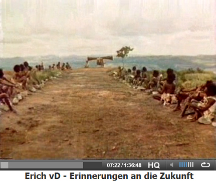 Eingeborene auf einer
                S�dseeinsel spielen "Landung", 1940er Jahre in
                Erinnerung an die "Amis" w�hrend des Zweiten
                Weltkriegs