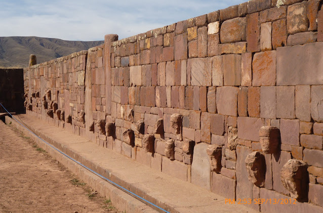 Tempel Kalasasaya, Mauer mit
                150 verschiedene K�pfen