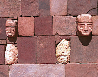 K�pfe im
                Tempel Kalasasaya, Nahaufnahme