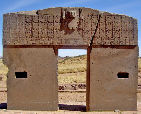 Das Sonnentor in Tiahuanaco mit dem
                        gigantischen Fries mit gefl�gelten
                        Ausserirdischen