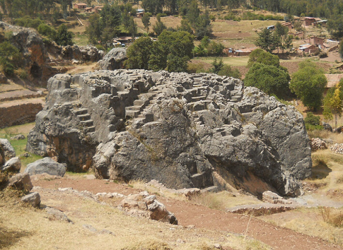 Der Treppenstein "Chinchana
                          grande", ein Findling so gross wie ein
                          vierst�ckiges Haus, Nahaufnahme