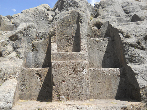 Der Dreifach-Thron an der R�ckseite des
                          Treppensteins "Chinchana grande"