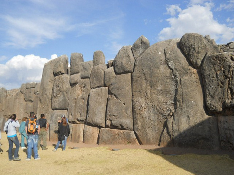 Gigasteine in der Festung Sacsayhuam�n bei
                        Cusco mit Gr�ssenvergleich