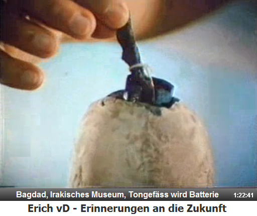 Bagdad, Irakisches Museum, ein
                        Tongef�ss, Metallst�be und Salzs�ure ergibt eine
                        Batterie