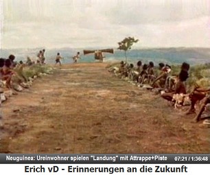 Neuguinea, die Ureinwohner
                        spielen "Landung" an einer imitierten
                        Piste