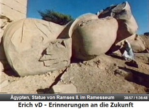 Die Statue von Ramses II. liegt zerbrochen da
                  (Stand 1968)