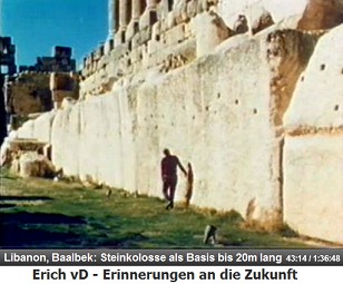 Baalbek im Libanon, die Steinkolosse der
                  Steinzeit bilden die Basis, Nahaufnahme 02