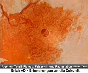 Das Hochplateau Tassili in Algerien, die
                    Felsenzeichnung einer Raumstation