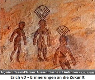 Das Hochplateau von Tassili in Algerien, die
                  Felszeichnung zeigt weitere Astronauten, dieses Mal
                  mit Antennen an den Helmen