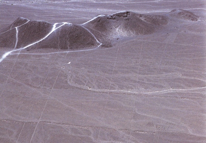 Der betretbare H�gel
                      in der Nasca-Ebene (01)