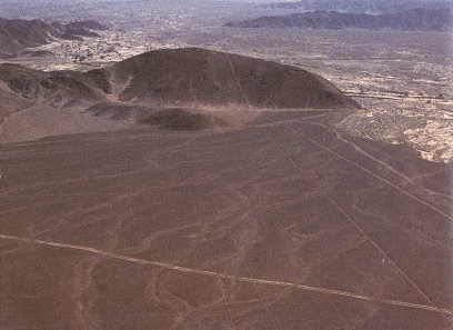 Der betretbare H�gel
                      in der Nasca-Ebene (02)