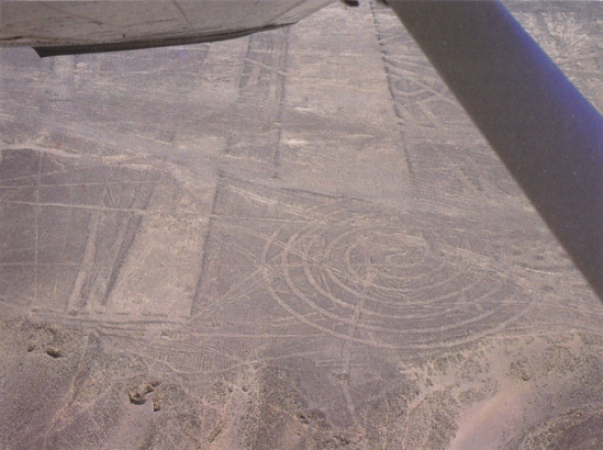 Nasca-Linien, Spirale mit einer Piste
              dr�ber
