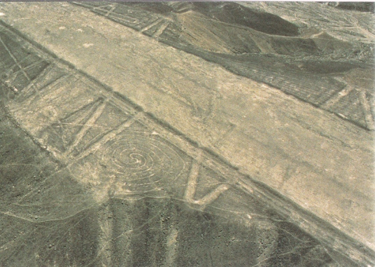 Nasca und Palpa,
eine Piste wurde über eine Zickzacklinie gelegt Nasca und Palpa, eine Piste wurde
über eine Zickzacklinie gelegt