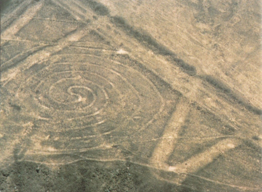 Nasca und Palpa, eine Piste wurde über eine
Zickzacklinie gelegt, Detail Nasca und
Palpa, eine Piste wurde über eine Zickzacklinie gelegt,
Detail