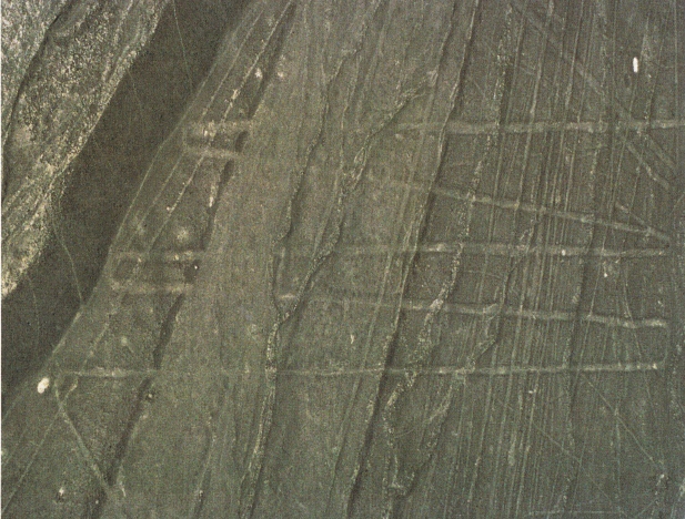 Linien von
Nasca und Palpa, eine Zickzacklinie überquert eine Piste Linien von Nasca und Palpa, eine
Zickzacklinie überquert eine Piste