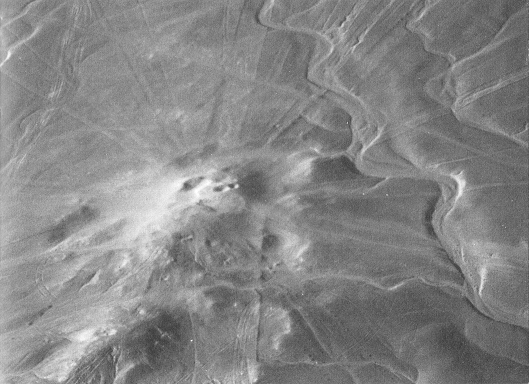 Manche Nasca-Linien
kommen sternförmig auf einem Hügel an Manche Nasca-Linien kommen sternförmig auf
einem Hügel an