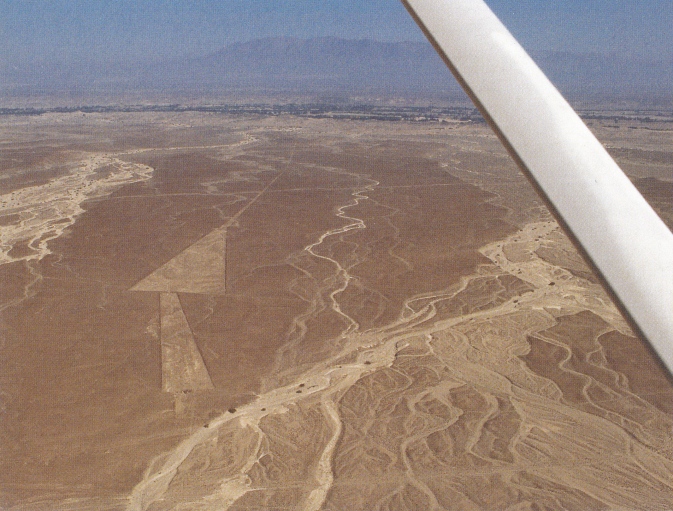 Nasca-Ebene, Pisten liegen im Winkel da,
wurden aber von der Überflutung verschont Nasca-Ebene, Pisten liegen im Winkel da,
wurden aber von der Überflutung verschont