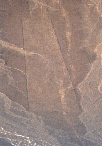 Nasca-Ebene, Piste mit wenig Verschüttung Nasca-Ebene, Piste mit wenig Verschüttung