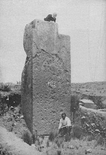 Puma Punku en Bolivia, dos
                          hombres miden un bloque gigante