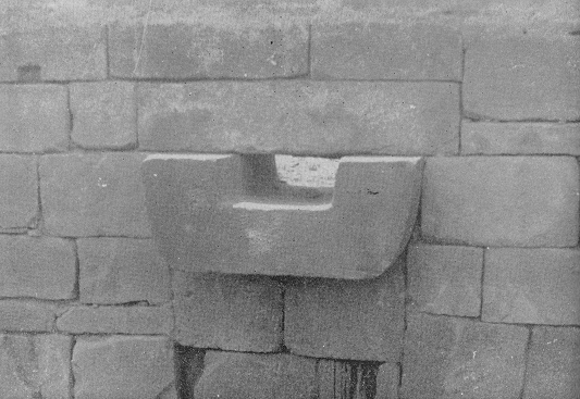 Puma Punku en Bolivia, un canal