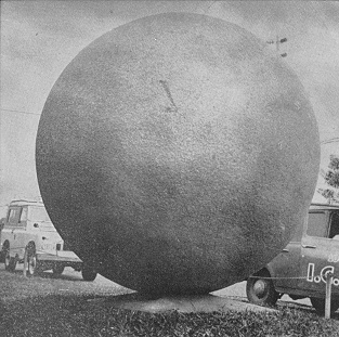 Costa Rica, una
                          bola como esfera de piedra de 2,16 metros de
                          altura