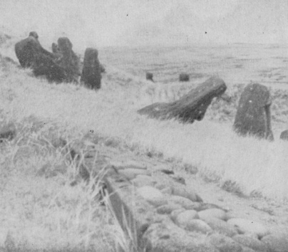Chile, isla de Pascua,
                      estatuas gigantes