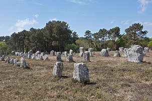 Hileras de menhires en
                                            Kerlescan, Francia