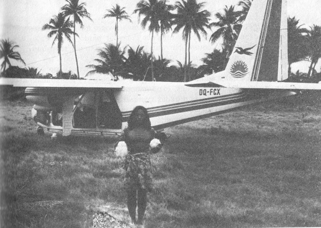 Abaiang, la llegada
                      con la avioneta y lleg� una mujer con cocos