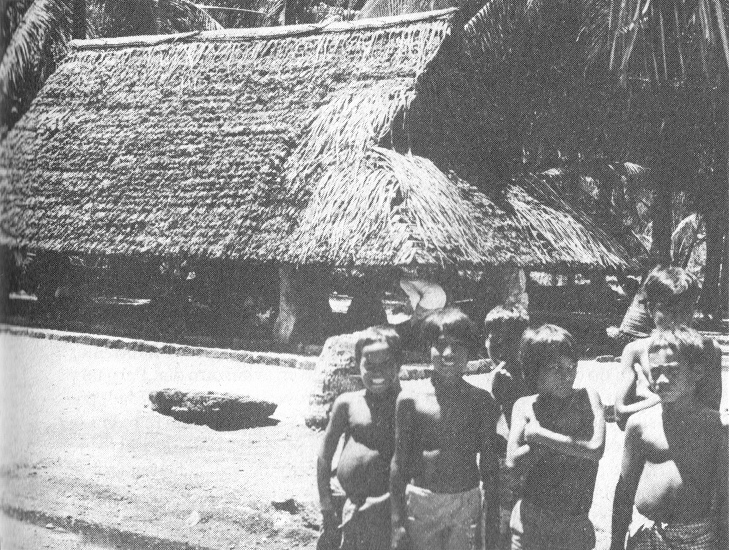 Isla Arorae, la casa
                      colectiva con nativos