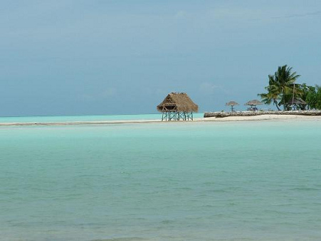Laguna del atol�n de
                      Tarawa con una casa en zancos