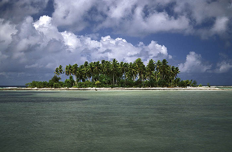 Isla peque�a del
                      atol�n de Tarawa, no m�s grande que un campo de
                      f�tbol