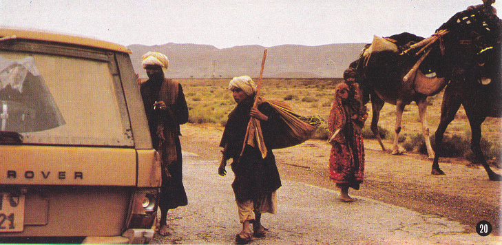 Pakist�n, valle del r�o Indus con
              camellos y comerciantes como parece