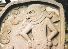 Guatemala, laestela El Bául,
                                      con un dios con casco y boca de
                                      perro
