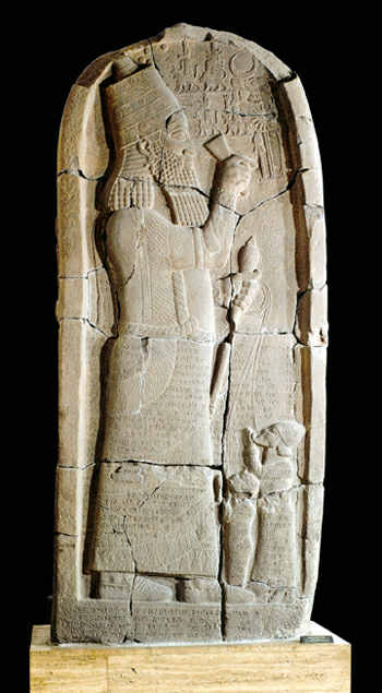 Estela clara de Asarhadon
                                (Asarhaddon, Assarhadon) con los dioses
                                y los s�mbolos en la parte superior