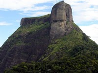 Pedra da G�vea (piedra de G�vea)
                                como esfinge de un dios con cara y gorro
                                eclesi�stico