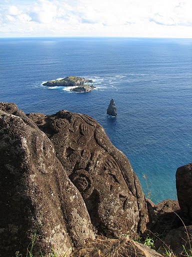 Relieves de dioses voladores de
                                hombres de p�jaros en la isla de Pascua
