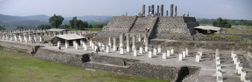 Tula,
                      pir�mide con gigantes