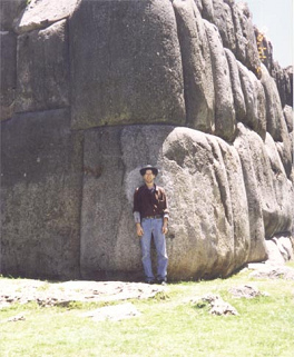 Sacsayhuamán, muro con
piedras gigantes con persona Sacsayhuamán, muro con piedras
gigantes con persona