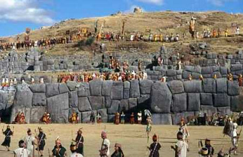 Sacsayhuam�n, muro con
                      piedras gigantes con personas