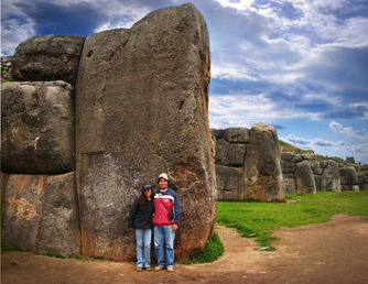 Sacsayhuam�n,
                          piedra gigante con personas
