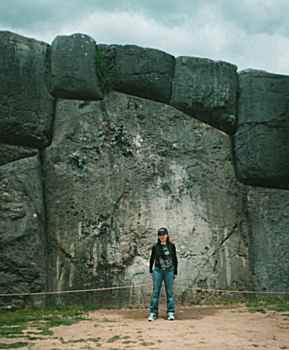Sacsayhuam�n,
                          piedra gigante con persona