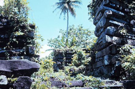 Temuen, fortificaci�n Nan Madol,
                                muro 04