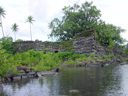 Temuen, fortificaci�n Nan Madol,
                                muro 05