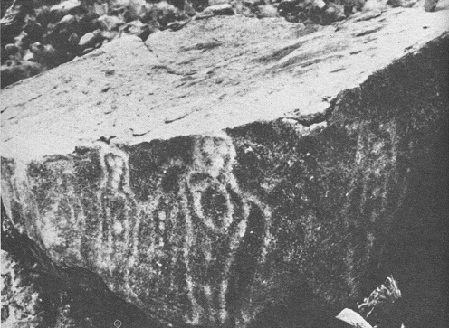 Dibujos
                            rupestres de astronautas "en
                            cadena" cerca de Alice Springs de los
                            hermanos Leyland